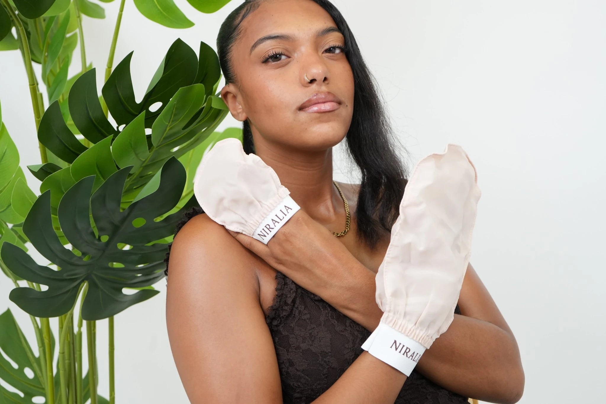 Gants exfoliants NIRALIA en soie de mûrier